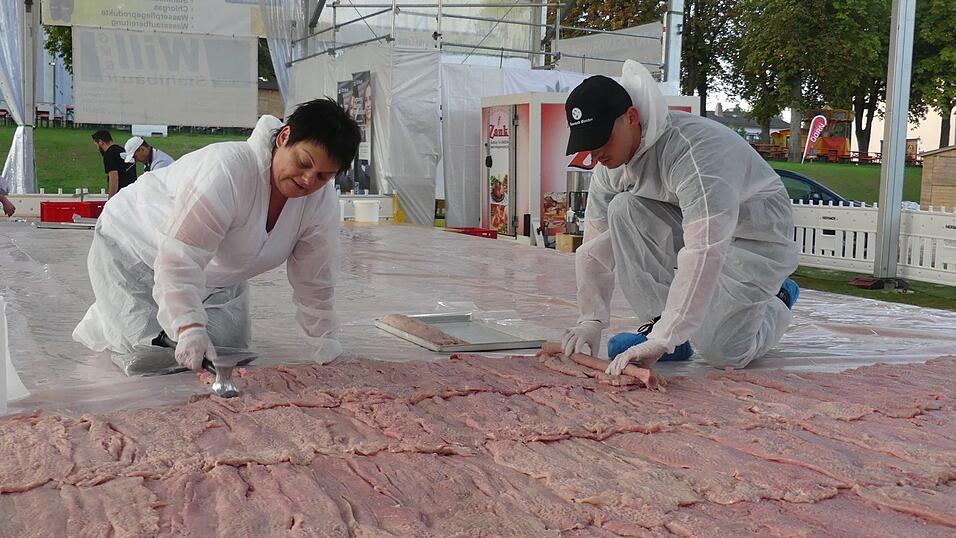 Hunderte freiwillige Helfer haben angepackt und zusammen mit den beiden Initiatoren Werner Biersack und Rudi Dietl das XXL-Schnitzel vorbereitet und gebraten. Das Spektakel vor einem Jahr lockte Tausende Besucher nach Mengkofen.