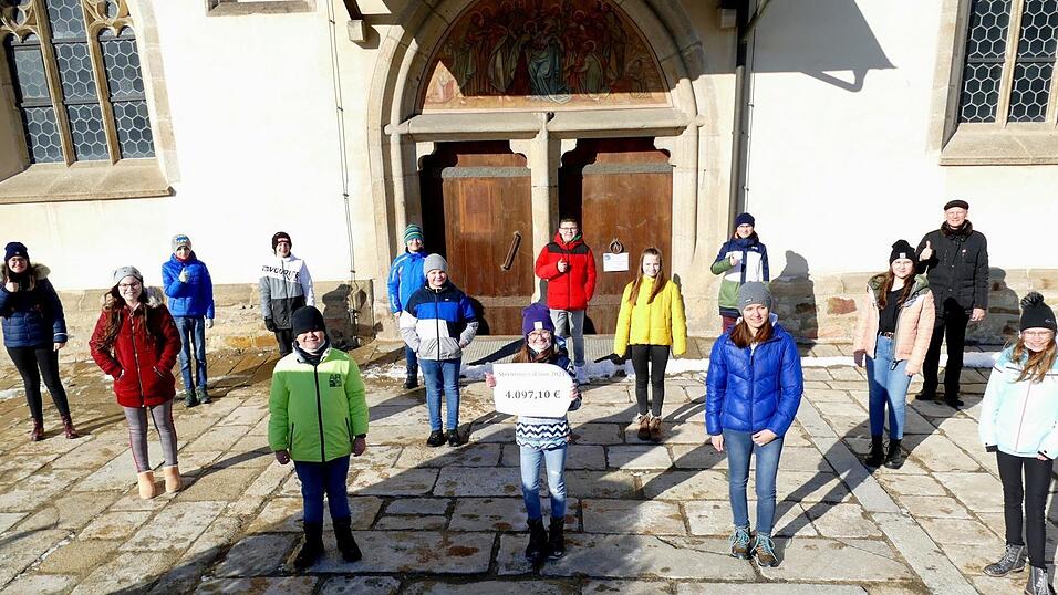 16 Ministranten waren im Januar als 'heimliche Sternsinger' in der Pfarrei Chamm&uuml;nster unterwegs und verteilten Segensbriefe. Der Dank: ein Rekordspendenergebnis von &uuml;ber 4 000 Euro.