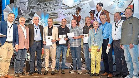 Für 25 und 50 Jahre Mitgliedschaft beim GLAS-Automobilclub-International wurde mit Urkunden und Anstecknadeln gedankt. Für 25 und 50 Jahre Mitgliedschaft beim GLAS-Automobilclub-International wurde mit Urkunden und Anstecknadeln gedankt.