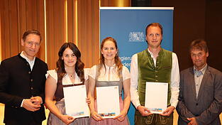 Bei den Landwirten wurden Lena-Maria Heudecker, Stefanie Schuster und Benedikt Büchl von Regierungspräsident Rainer Haselbeck (l.) und Karl Schult (r.) dem Vorsitzenden des Prüfungsausschusses, ausgezeichnet.