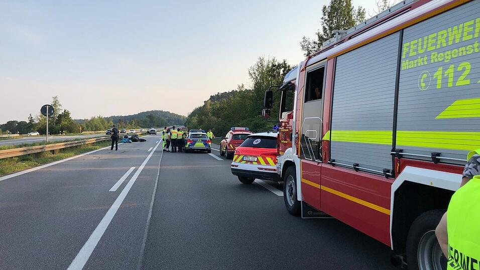 Bei einem Unfall am Samstagabend auf der A93 bei Regenstauf kam ein Mensch ums Leben.