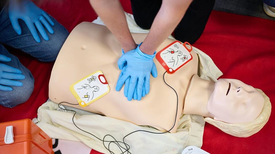 Eine regelmäßige Fortbildung mit Praxistraining von mindestens vier Stunden pro Halbjahr müssen die Helfer gewährleisten. (Symbolbild) Eine regelmäßige Fortbildung mit Praxistraining von mindestens vier Stunden pro Halbjahr müssen die Helfer gewährleisten. (Symbolbild)
