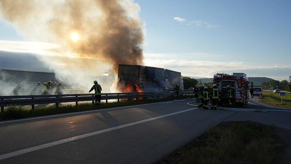 Auf der A3 bei Metten ist ein Lastwagen in Vollbrand geraten. Die Fahrbahn Richtung Passau wurde komplett gesperrt.