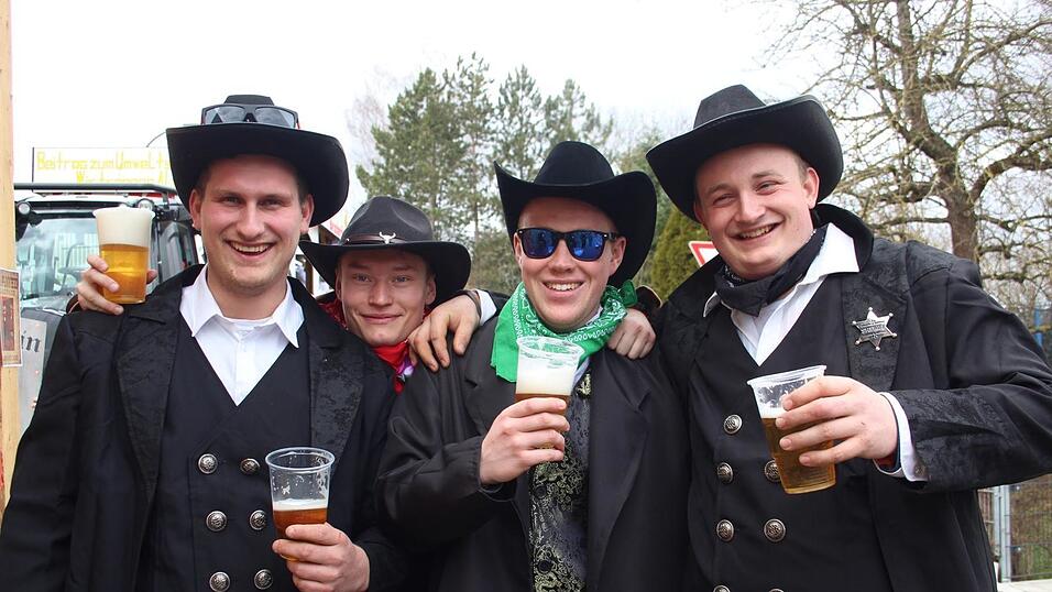 Viele Faschings-Fans haben sich am Samstag den Umzug in Langenbach angesehen. Viele Faschings-Fans haben sich am Samstag den Umzug in Langenbach angesehen.