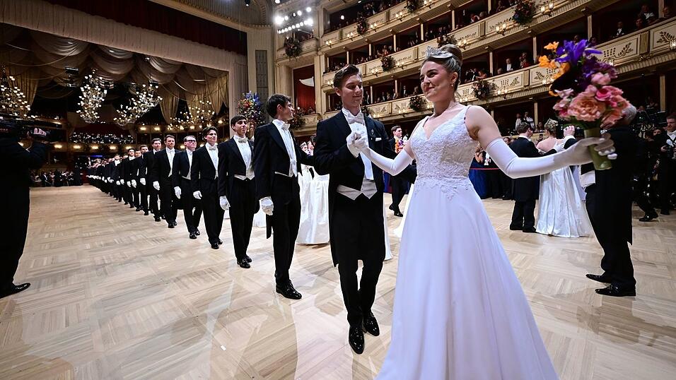 320 Debütantinnen und Debütanten eröffnen den Ball.