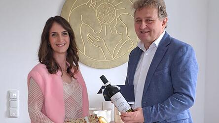 B&uuml;rgermeister Josef Beham gratulierte Marion Degel.