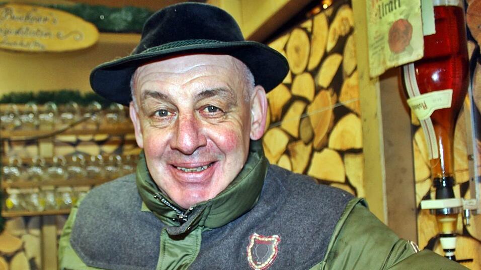 Der Christkindlmarkt und die Weihnachtspyramide geh&ouml;ren in der Adventszeit zu den beliebtesten Treffpunkten in Landshut.