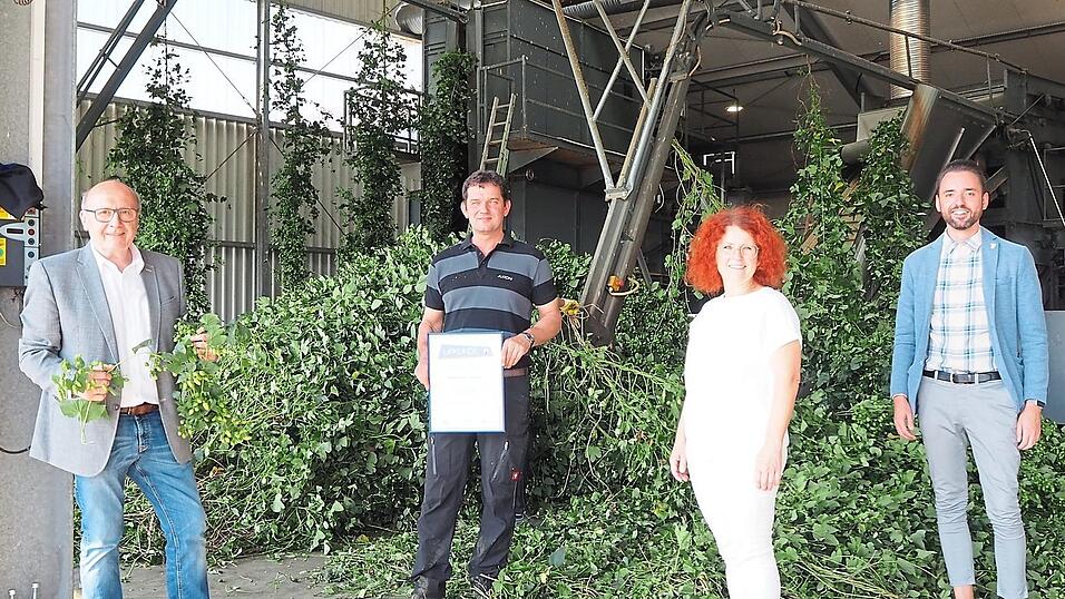 Landrat Martin Neumeyer, der Altdürnbucher Hopfenpflanzer Wolfgang Metzger, Biburgs Bürgermeisterin Bettina Danner und Robin Karl von der Wirtschaftsförderstelle am Kelheimer Landratsamt. Landrat Martin Neumeyer, der Altdürnbucher Hopfenpflanzer Wolfgang Metzger, Biburgs Bürgermeisterin Bettina Danner und Robin Karl von der Wirtschaftsförderstelle am Kelheimer Landratsamt.