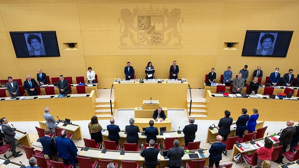 Die Abgeordneten des Bayerischern Landtags um Landtagspräsidentin Ilse Aigner (M) gedenken zu Beginn der Plenarsitzung der verstorbenen früheren Landtagspräsidentin Barbara Stamm.