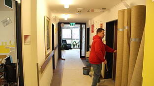 Per Schubkarren wird der Schutt durch die Gänge transportiert. Per Schubkarren wird der Schutt durch die Gänge transportiert.