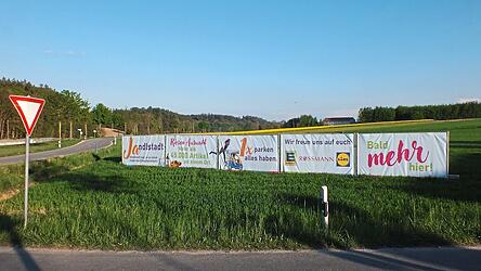Die Transparente stehen schon: Hier soll das Fachmarktzentrum bei Nandlstadt entstehen. Der Marktgemeinderat brachte das Verfahren in seiner jüngsten Sitzung voran.