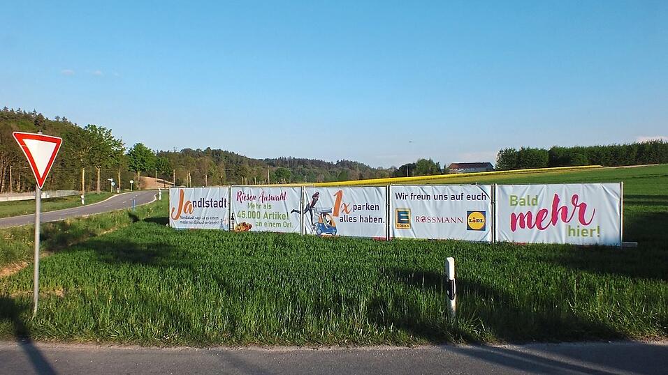 Die Transparente stehen schon: Hier soll das Fachmarktzentrum bei Nandlstadt entstehen. Der Marktgemeinderat brachte das Verfahren in seiner jüngsten Sitzung voran. Die Transparente stehen schon: Hier soll das Fachmarktzentrum bei Nandlstadt entstehen. Der Marktgemeinderat brachte das Verfahren in seiner jüngsten Sitzung voran.