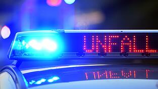 Die Polizei sperrte die Autobahn 6 am Donnerstagmorgen in beide Richtungen. (Symbolbild)