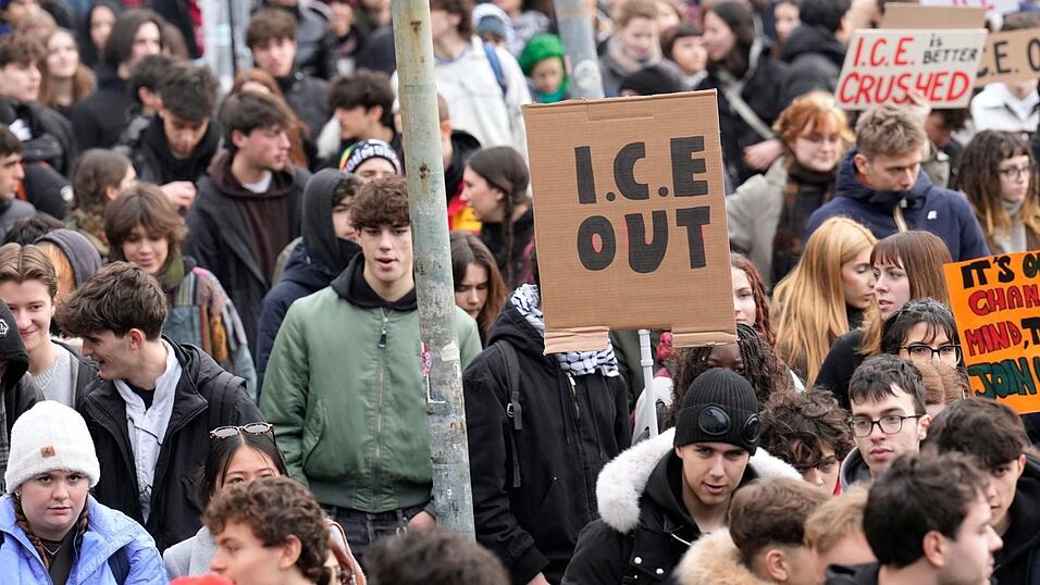 Hunderte protestieren am Eröffnungstag in Mailand gegen die Anwesenheit von Beamten der US-Einwanderungsbehörde ICE bei den Winterspielen. Hunderte protestieren am Eröffnungstag in Mailand gegen die Anwesenheit von Beamten der US-Einwanderungsbehörde ICE bei den Winterspielen.