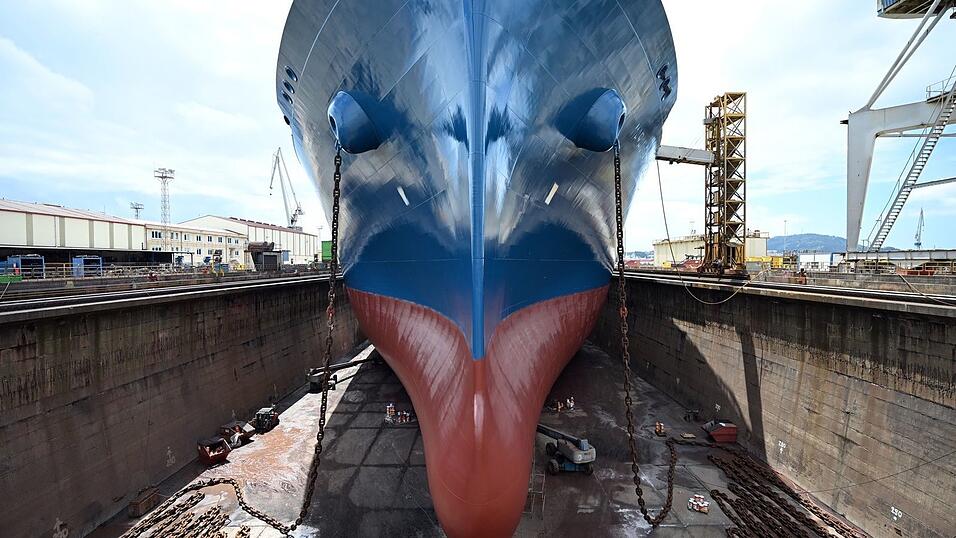Experten rechnen damit, dass in den kommenden Jahren weltweit immer mehr Fl&uuml;ssigerdgas (LNG) gehandelt wird. Das Foto zeigt den Bug des LNG-Tankschiffs &laquo;Maran Gas Amorgos&raquo;, das k&uuml;rzlich f&uuml;r eine Wartung in einem Trockendock in Spanien lag.