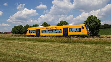 Voraussichtlich ab Mittwoch sollen auf der Strecke Cham-Bad K&ouml;tzting wieder die Z&uuml;ge der Oberpfalzbahn unterwegs sein.