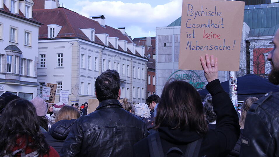 Kreative Schilder machen auf ein ernstes Thema aufmerksam: Viele Therapeuten besorgt die K&uuml;rzung der Honorare. Es sei ein fatales Signal.