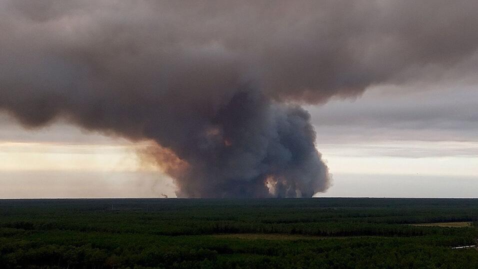 Riesige Rauchschwaden des Brandes in der Küstenregion waren auch von Bordeaux aus zu sehen. Riesige Rauchschwaden des Brandes in der Küstenregion waren auch von Bordeaux aus zu sehen.