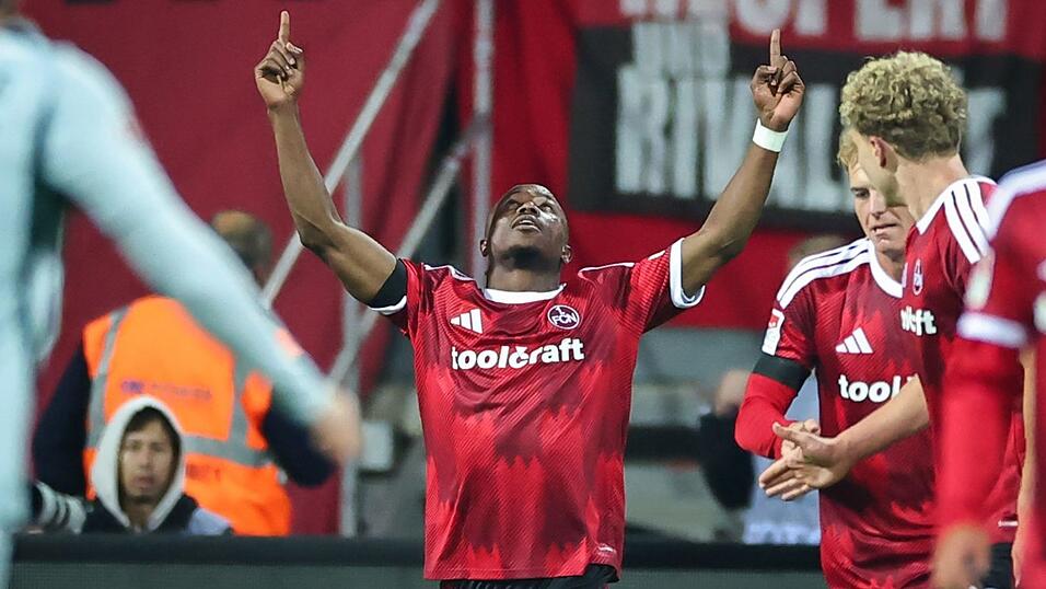 Mohamed Zoma (m) verletzte sich beim Spiel in Cottbus. Wann kann er wieder jubeln? (Archivbild) Mohamed Zoma (m) verletzte sich beim Spiel in Cottbus. Wann kann er wieder jubeln? (Archivbild)