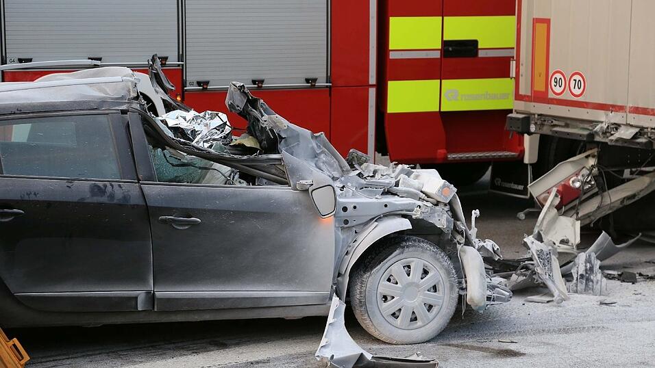 Ein 58-jähriger Autofahrer ist auf der A6 im Landkreis Amberg-Sulzbach in einen Sattelzug gekracht und dabei ums Leben gekommen. Ein 58-jähriger Autofahrer ist auf der A6 im Landkreis Amberg-Sulzbach in einen Sattelzug gekracht und dabei ums Leben gekommen.
