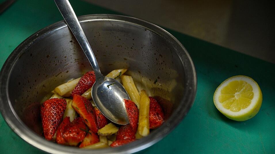 Enis Topalovic, Küchenchef im Wirtshaus zum Geiss in Straubing, empfiehlt Bio-Mischsalat mit marinierten Spargel, Erdbeeren, Sommerblumenkerne und einer Feigenrose.