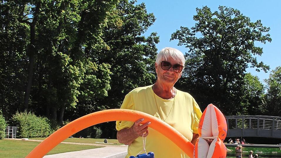 Schlange, Schwimmflügel und Gürtel setzt die 82-Jährige als Hilfsmittel im Schwimmunterricht ein. Schlange, Schwimmflügel und Gürtel setzt die 82-Jährige als Hilfsmittel im Schwimmunterricht ein.