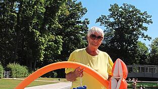 Schlange, Schwimmfl&uuml;gel und G&uuml;rtel setzt die 82-J&auml;hrige als Hilfsmittel im Schwimmunterricht ein.