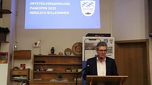 Bürgermeister Hans Schmalhofer bei der Ortsteilversammlung am Dienstagabend in Pankofen. Bürgermeister Hans Schmalhofer bei der Ortsteilversammlung am Dienstagabend in Pankofen.