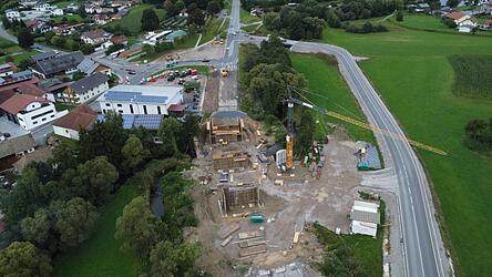 Blick auf die Großbaustelle bei Oberndorf. Im Vordergrund die Verschalungen für die Widerlager und den Stützpfeiler für die neue Brücke. Der Kreuzungsbereich (im Bild oben) wird einige Meter in Richtung Friedhof verlegt.