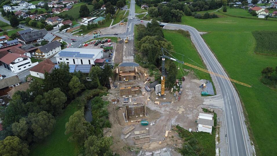 Blick auf die Gro&szlig;baustelle bei Oberndorf. Im Vordergrund die Verschalungen f&uuml;r die Widerlager und den St&uuml;tzpfeiler f&uuml;r die neue Br&uuml;cke. Der Kreuzungsbereich (im Bild oben) wird einige Meter in Richtung Friedhof verlegt.