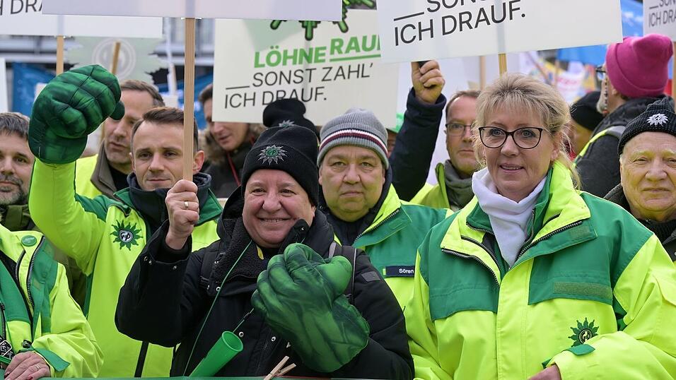 Besch&auml;ftigte verdeutlichen am Verhandlungsort ihre Forderungen.