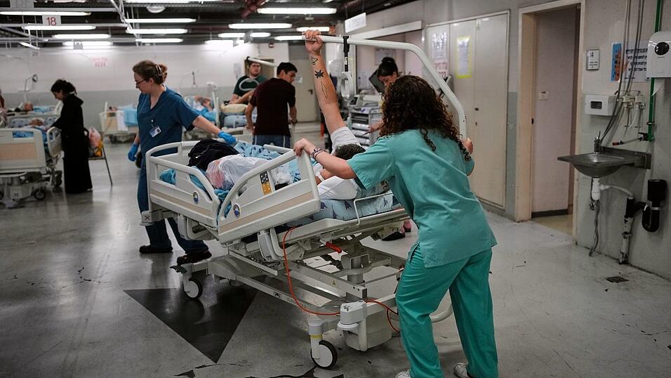 Patienten in Israel werden nach einem iranischen Raketenangriff in eine geschützte unterirdische Einrichtung gebracht. Patienten in Israel werden nach einem iranischen Raketenangriff in eine geschützte unterirdische Einrichtung gebracht.