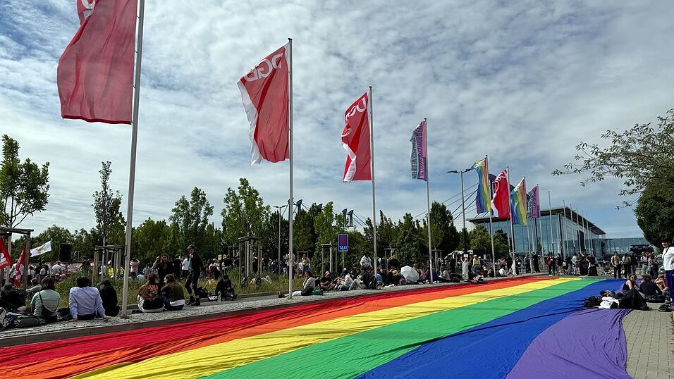 Eine übergroße Regenbogenfahne liegt ausgebreitet neben einer Kundgebung des DGB in Erfurt Eine übergroße Regenbogenfahne liegt ausgebreitet neben einer Kundgebung des DGB in Erfurt