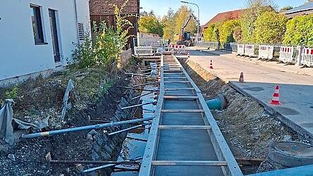 Die Stützmauer in Perbing ist zur Hälfte betoniert. Die Stützmauer in Perbing ist zur Hälfte betoniert.