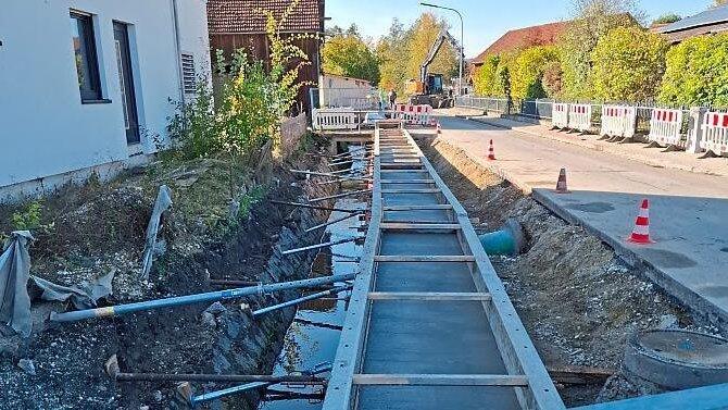 Die St&uuml;tzmauer in Perbing ist zur H&auml;lfte betoniert.
