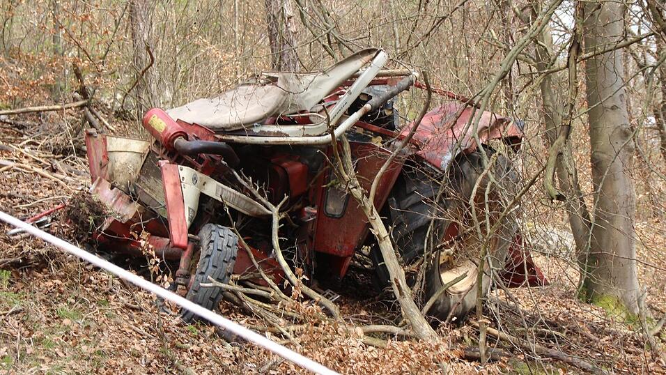 Der 45-jährige Fahrer eines Traktors kam bei Holzfällarbeiten ums Leben. Der 45-jährige Fahrer eines Traktors kam bei Holzfällarbeiten ums Leben.