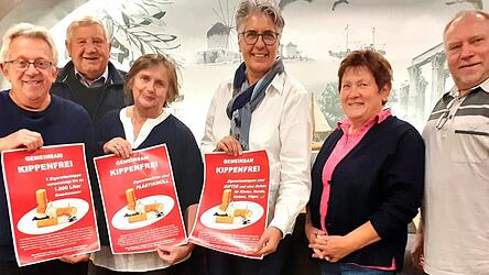 'Gemeinsam Kippenfrei' - mit dieser Plakataktion will die Geiselh&ouml;ringer SPD die 'Geiselh&ouml;ringer Umweltfreunde' mit Brigitte Neuh&auml;usler (3. v. r.) an der Spitze unterst&uuml;tzen. Es stehen hinter der Aktion: SPD-Ortsvorsitzende Barbara Kasberger (3. von links), Helga Janker (2. v. r.), Franz Bayer (2. v. l.), Alois Janker (l.) und Rainer Pasta (r).