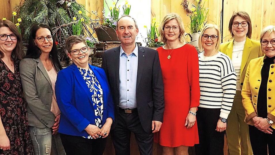 Kreisb&auml;uerin Karolin Aigner mit ihrer Kreisvorstandschaft dankte Hubert Aiwanger.
