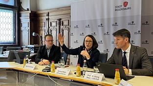 Georg Stephan Barfu&szlig; (von rechts), OB Gertrud Maltz-Schwarzfischer und Manuel Hofstetter stellten den doch noch gelungenen Haushalt vor.