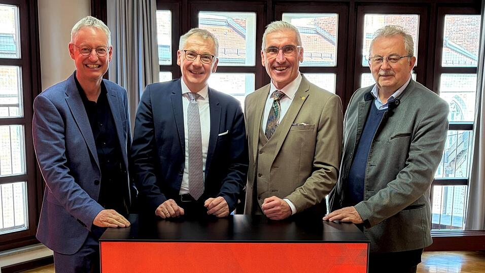 Straubings Oberb&uuml;rgermeister Markus Pannermayr (v.l.), Dingolfing-Landaus Landrat Werner Bumeder und Straubing-Bogens Landrat Josef Laumer (r.) gratulieren Walter Strohmaier zum Jubil&auml;um.