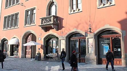 So soll es wieder aussehen - nur in einer anderen Farbe: Gesch&auml;fte im Erdgeschoss des Rathauses. Auch mit einem neuen Caf&eacute; von Benno Litzke direkt gegen&uuml;ber vom Stadtturm.