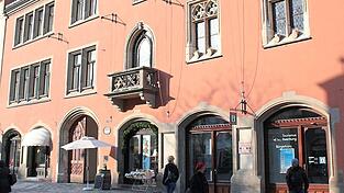So soll es wieder aussehen - nur in einer anderen Farbe: Geschäfte im Erdgeschoss des Rathauses. Auch mit einem neuen Café von Benno Litzke direkt gegenüber vom Stadtturm. So soll es wieder aussehen - nur in einer anderen Farbe: Geschäfte im Erdgeschoss des Rathauses. Auch mit einem neuen Café von Benno Litzke direkt gegenüber vom Stadtturm.