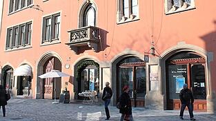 So soll es wieder aussehen - nur in einer anderen Farbe: Geschäfte im Erdgeschoss des Rathauses. Auch mit einem neuen Café von Benno Litzke direkt gegenüber vom Stadtturm. So soll es wieder aussehen - nur in einer anderen Farbe: Geschäfte im Erdgeschoss des Rathauses. Auch mit einem neuen Café von Benno Litzke direkt gegenüber vom Stadtturm.
