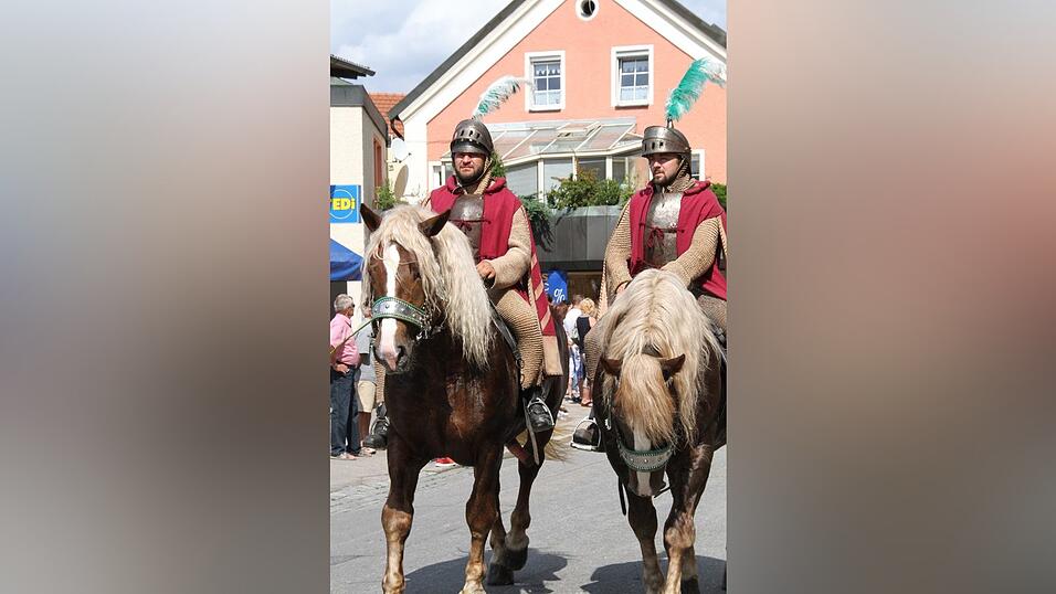 Die schönsten Augenblicke des historischen Drachenstich-Festzuges 2016. Die schönsten Augenblicke des historischen Drachenstich-Festzuges 2016.