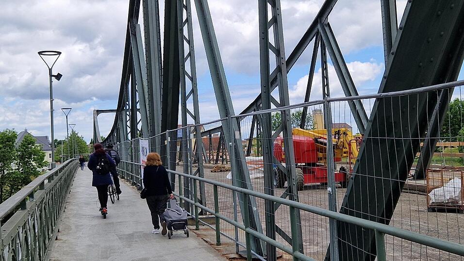 Radfahrer und E-Scooterfahrer müssten eigentlich absteigen auf der Isarbrücke. Das machen die allerwenigsten. Radfahrer und E-Scooterfahrer müssten eigentlich absteigen auf der Isarbrücke. Das machen die allerwenigsten.