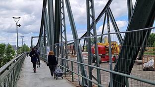 Radfahrer und E-Scooterfahrer m&uuml;ssten eigentlich absteigen auf der Isarbr&uuml;cke. Das machen die allerwenigsten.