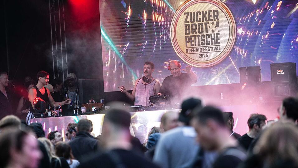 Die farbenfrohe Welt der treibenden, magischen und pulsierenden Elektro Songs.