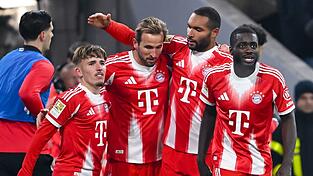 Über ihre Zukunft wird in München viel gesprochen: Dayot Upamecano (r) und Harry Kane (2.v.l.). (Archivbild)