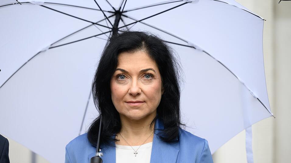 Bundeswirtschaftsministerin Katherina Reiche hat mit ihren Äußerungen eine Debatte ausgelöst. Es prasselt nun viel Kritik auf sie ein. Bundeswirtschaftsministerin Katherina Reiche hat mit ihren Äußerungen eine Debatte ausgelöst. Es prasselt nun viel Kritik auf sie ein.