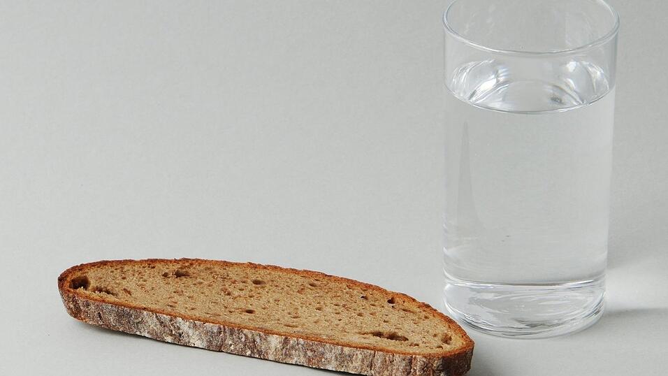 Es muss nicht strikter Verzicht beim Essen sein - Fasten kann sich auch auf TV oder Autofahren beziehen. (Archivbild)